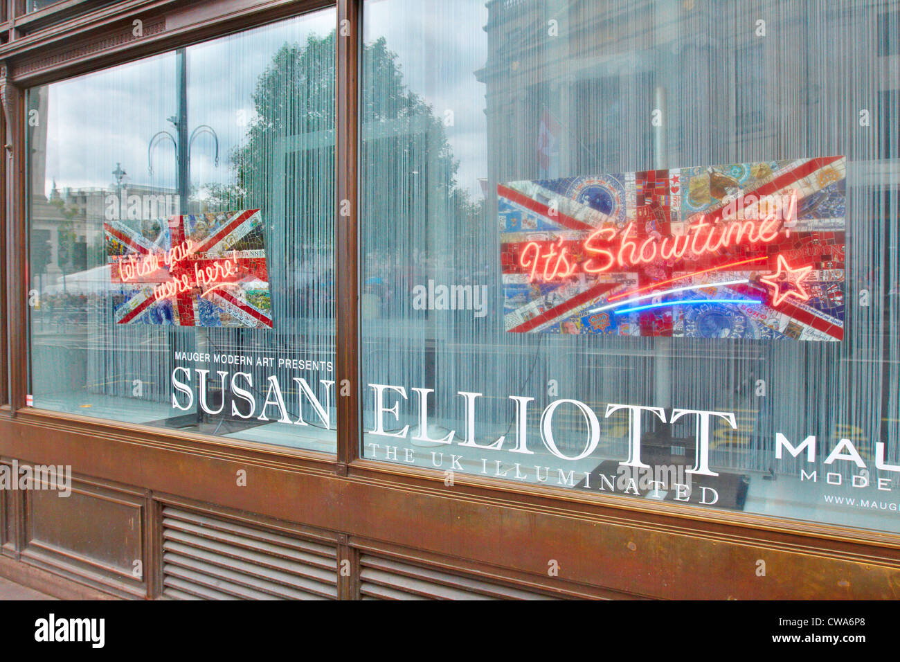 Le néon et les drapeaux de la mosaïque de l'artiste Susan Elliott sur l'affichage dans la Galerie moderne, Londres Mauger Banque D'Images