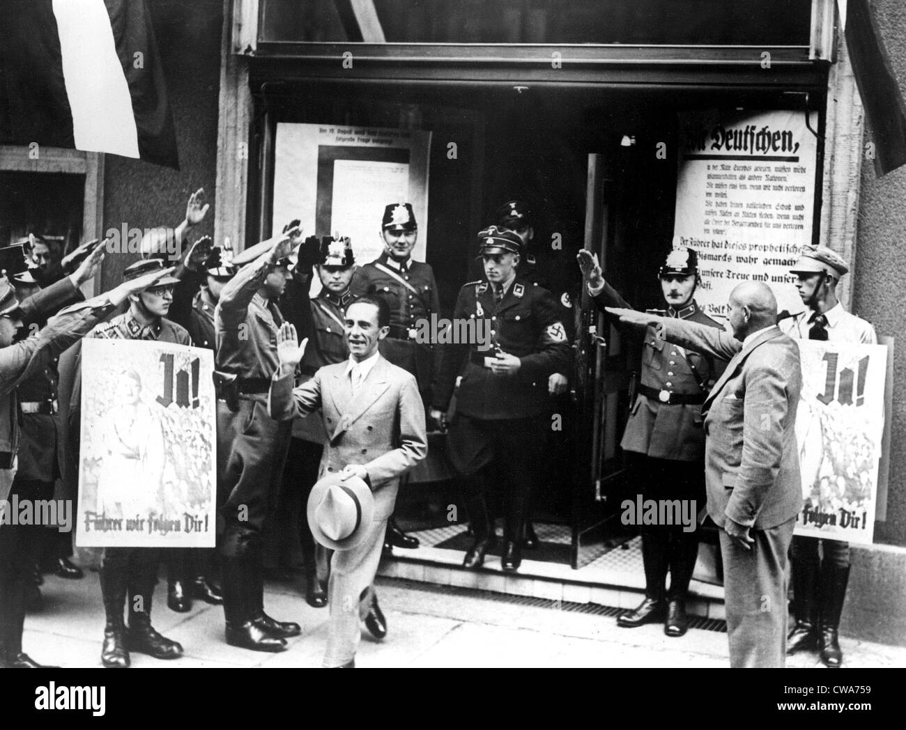 Le Dr Goebbels qui sortent d'un bureau de scrutin à Berlin après avoir lancé son vote pour Hitler. Le 27 octobre 1934.. Avec la permission de : CSU Banque D'Images