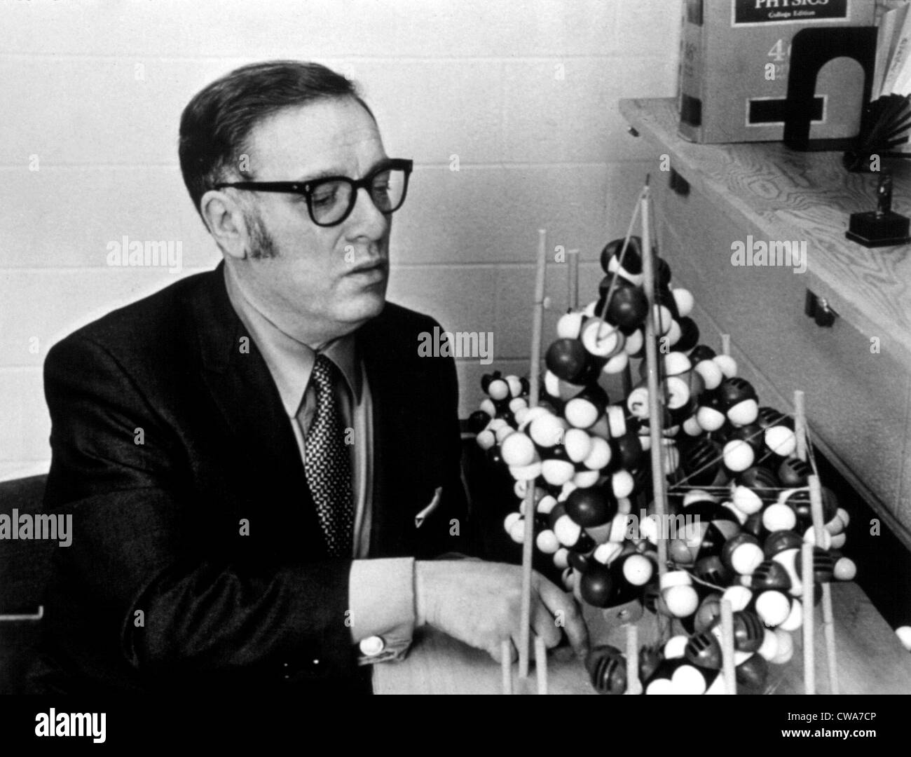 Issac Asimov autour de 1970.. Avec la permission de la CSU : Archives / Everett Collection Banque D'Images