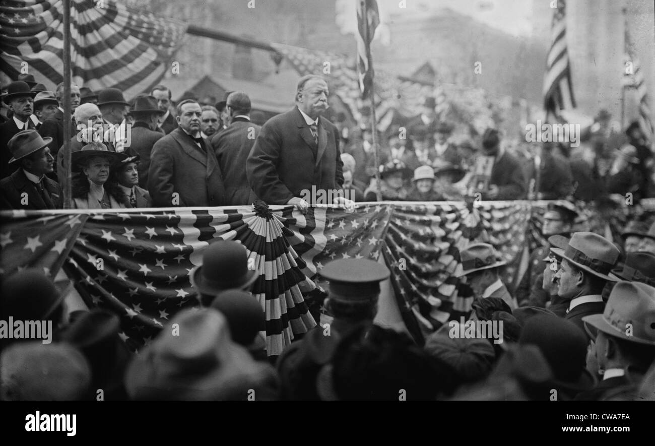 Le président William Taft (1857-1930) s'exprimant sur un podium drapé du drapeau en 1909. Banque D'Images