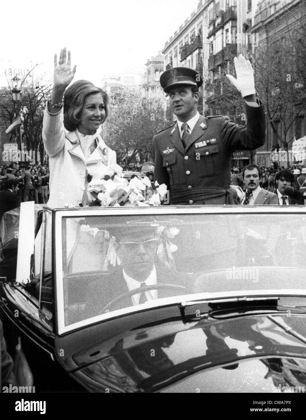 SEVILLA, Espagne : le roi d'Espagne Juan Carlos et la Reine Sofia vague à la foule lors d'une récente (mars 29) visite à Séville. 1976.. Banque D'Images