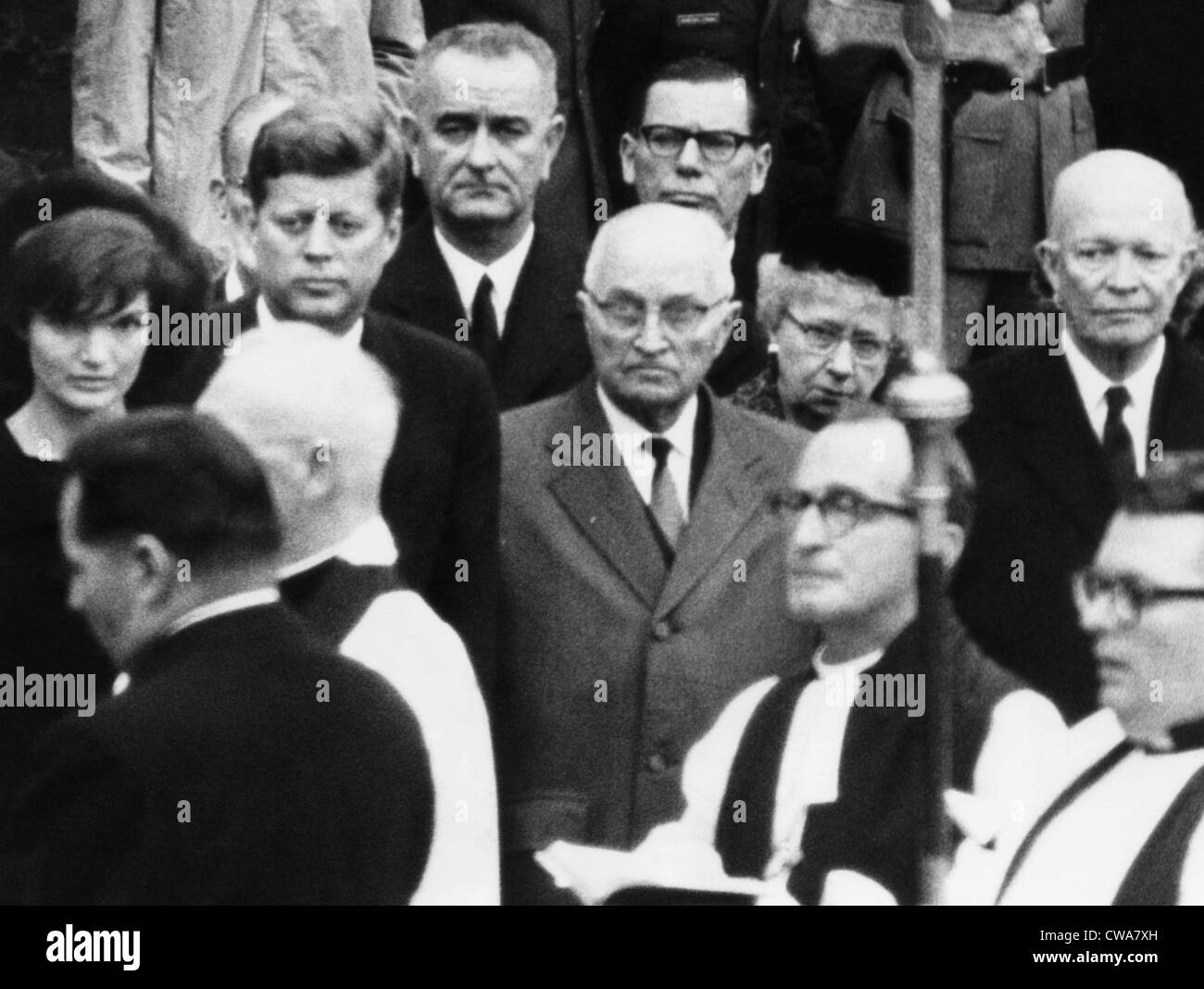 L-R, face caméra : Première Dame Jacqueline Kennedy, le président John F. Kennedy, vice-président Lyndon B. Johnson, ancien Banque D'Images