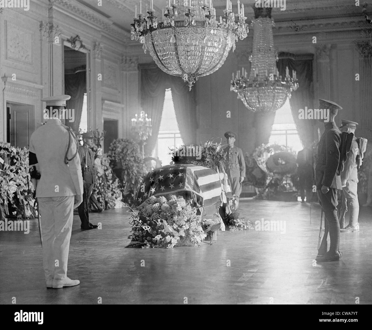 Le président Warren Harding (1865-1923) drapeau du cercueil drapé en chapelle ardente dans la maison blanche avec une garde d'honneur militaire, 1923. Banque D'Images