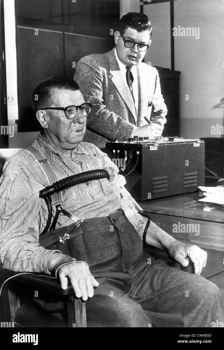5/26/55--Jackson, Michigan : James Shannon, 64 (à gauche) est montré comme il faut un test de détecteur de mensonge au sud du Michigan dans une prison Banque D'Images