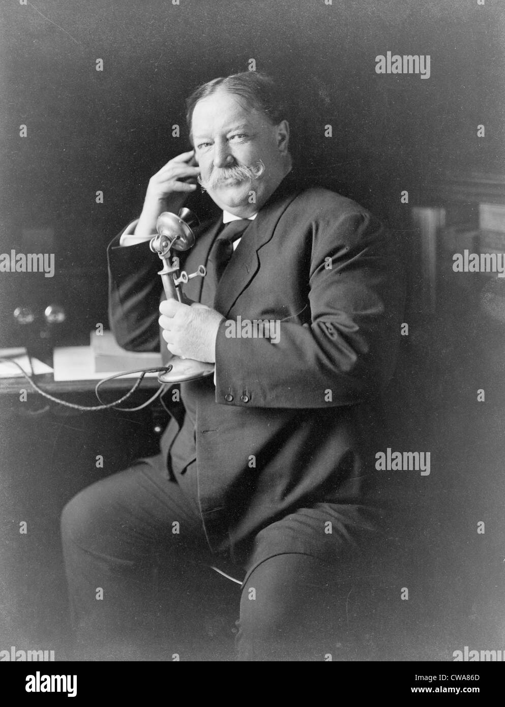 Le président William Taft (1857-1930) à l'aide du téléphone au cours de 1908, l'année de son élection à la présidence des États-Unis. Banque D'Images