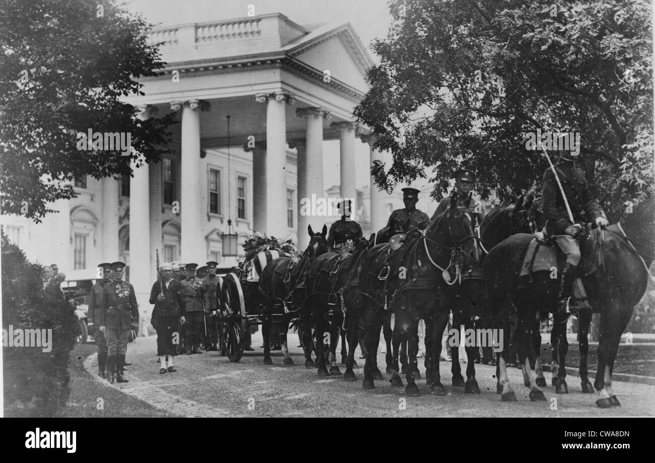 Le président Warren Harding (1865-1923) corps de quitter la maison blanche sur un cheval dessiné caission. 8 août 1923 Banque D'Images