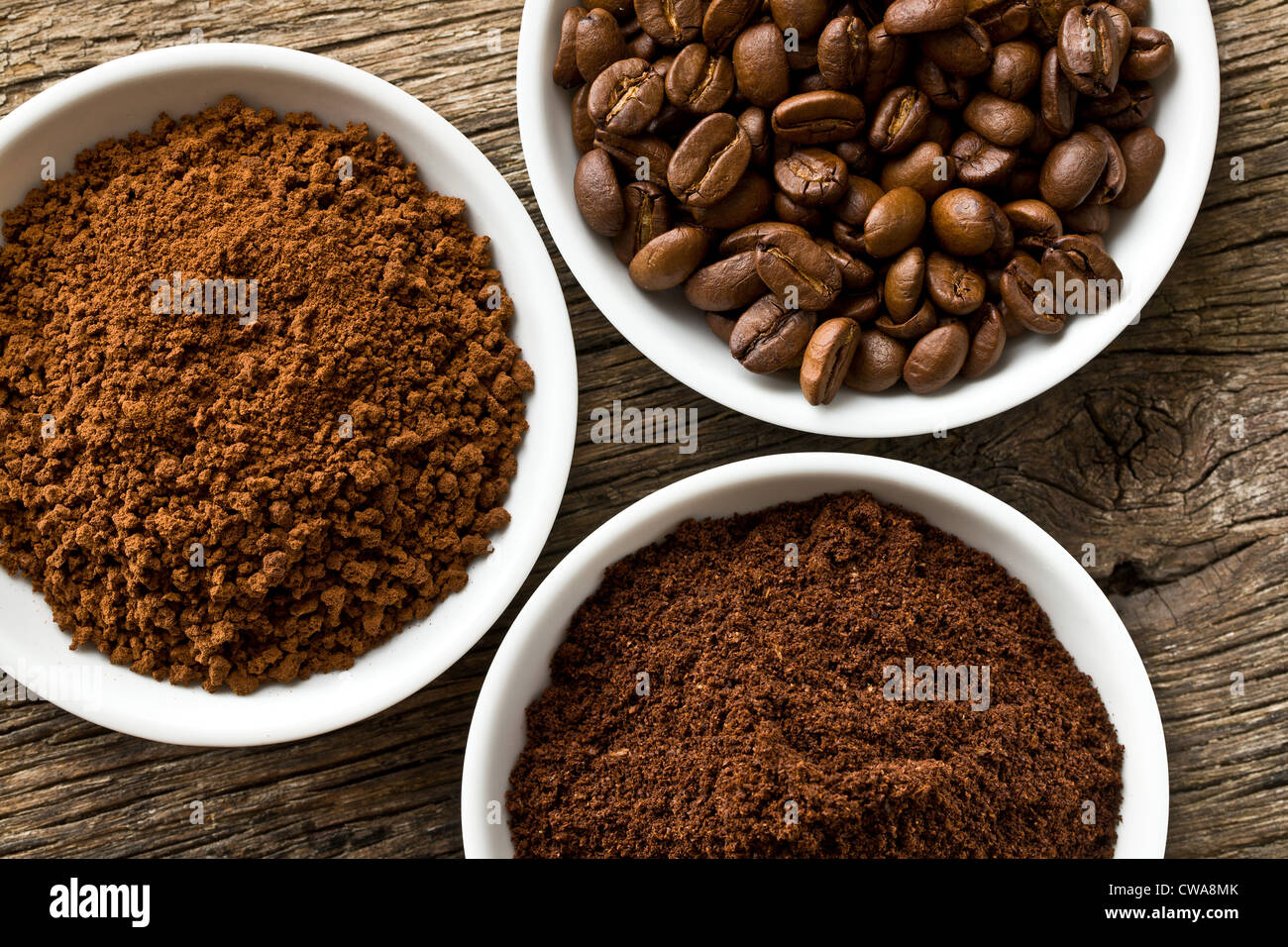 Café en grains, du café moulu et le café instantané dans trois bols Banque D'Images