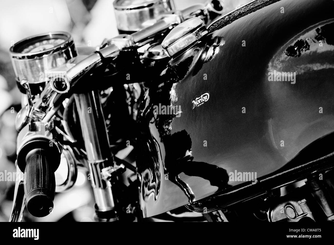 Triton café racer moto. Moto classique britannique. Monochrome Banque D'Images