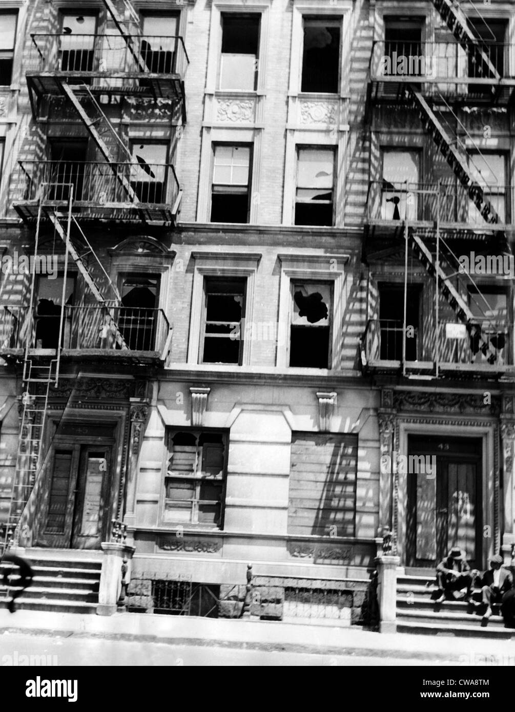 Un immeuble incendié à Harlem, New York City, vers 1946. Avec la permission de : Archives CSU/Everett Collection Banque D'Images