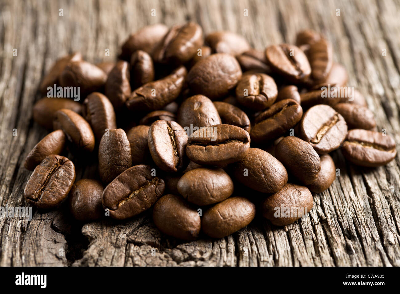 Les grains de café sur fond de bois vieux Banque D'Images