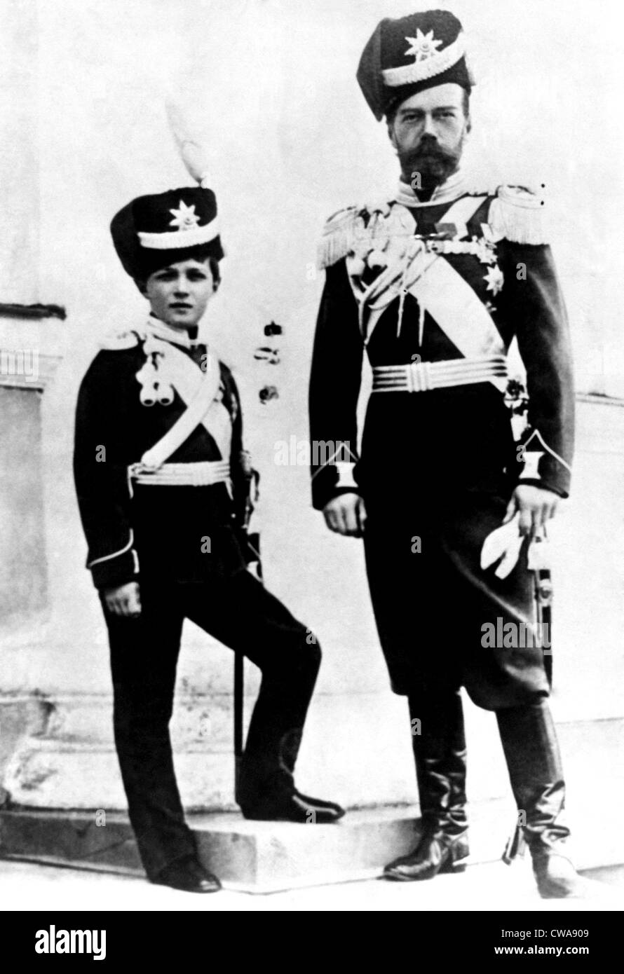 Czarevitch Alexei et son père, le Tsar Nicholas II, début des années 1910. Avec la permission de : Archives CSU/Everett Collection Banque D'Images