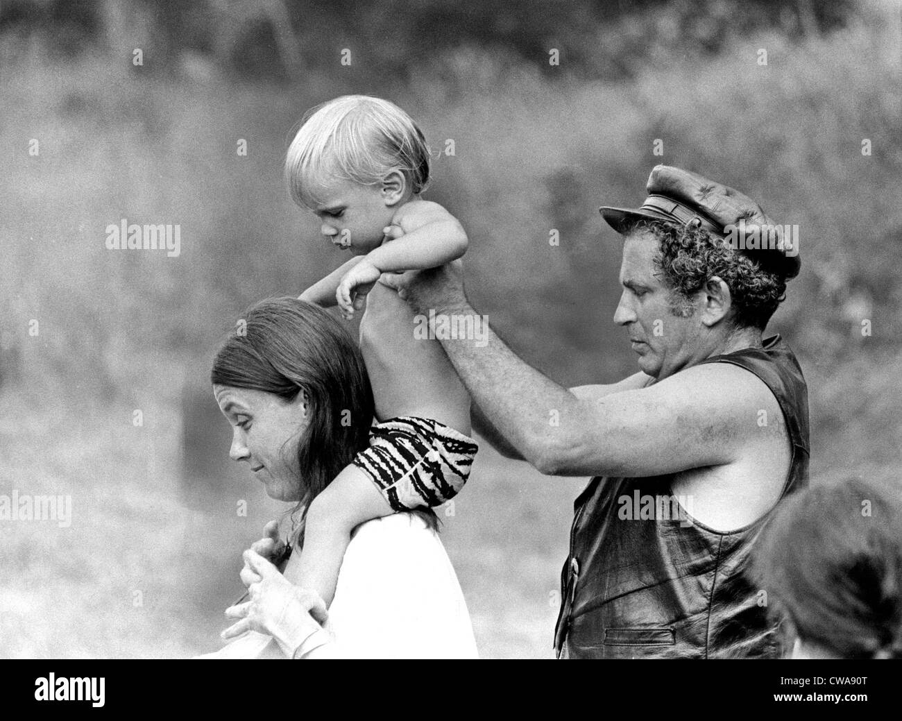 L'actrice Beverly Bentley (la femme de Norman Mailer), leur fils Michael, et Norman Mailer sur l'ensemble de Maidstone (1968).. Avec la permission de : Banque D'Images