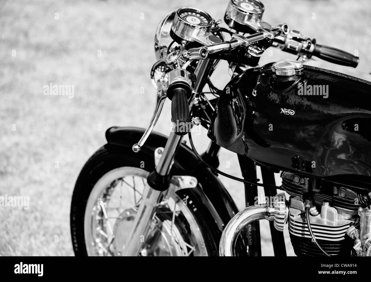 Triton café racer moto. Moto classique britannique. Monochrome Banque D'Images