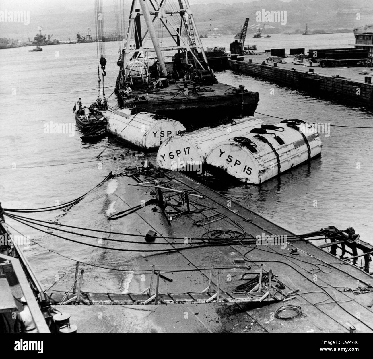 Le relèvement de l'USS Oglala, un mouilleur de coulé par les Japonais en Décembre 7e attaque sur Pearl Harbor, mai, 6, 1942. Banque D'Images
