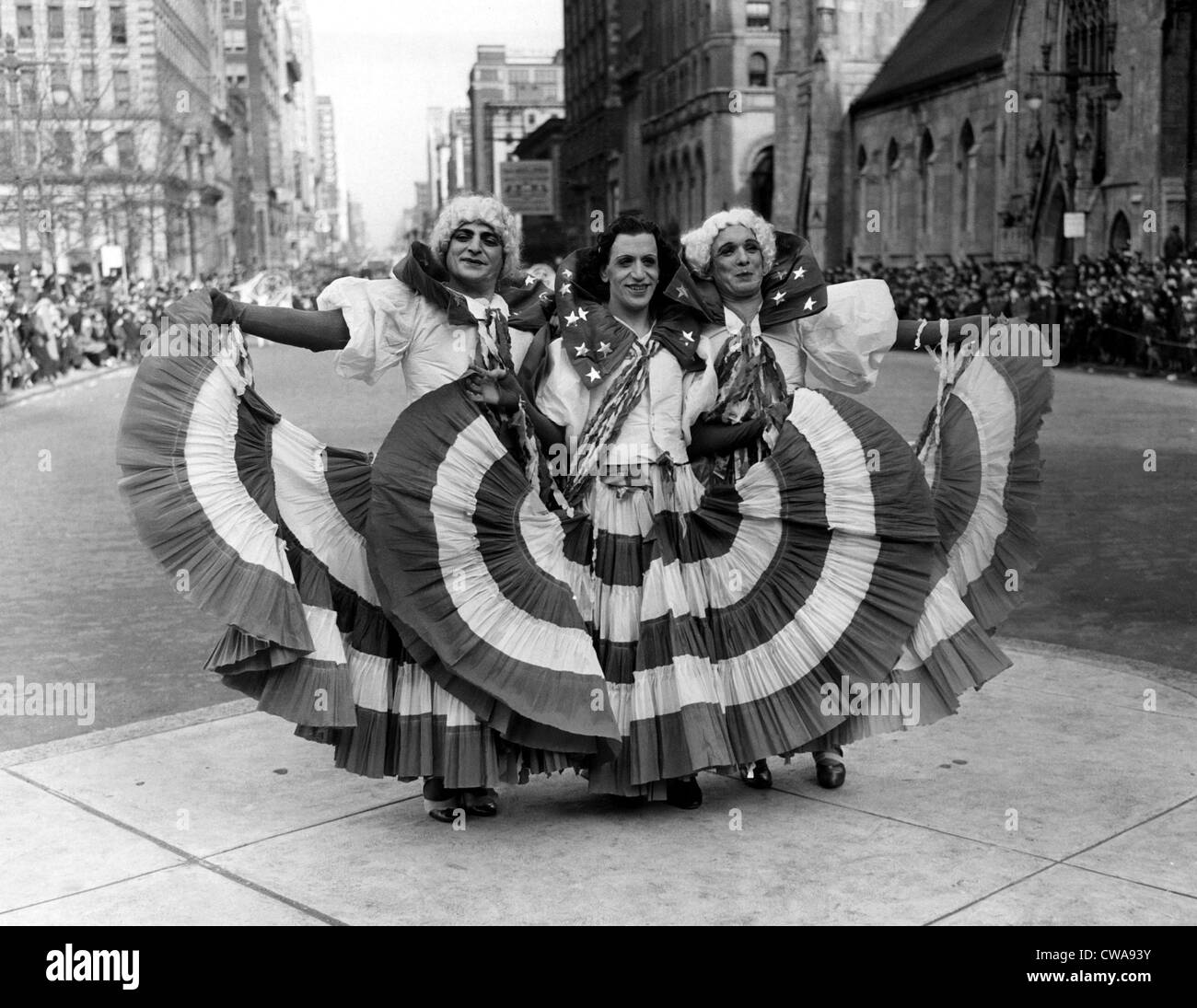 Drag Queens à la Mummers Parade de jour à Philadelphie le jour de l'an 1937. Avec la permission de : Archives CSU/Everett Collection Banque D'Images