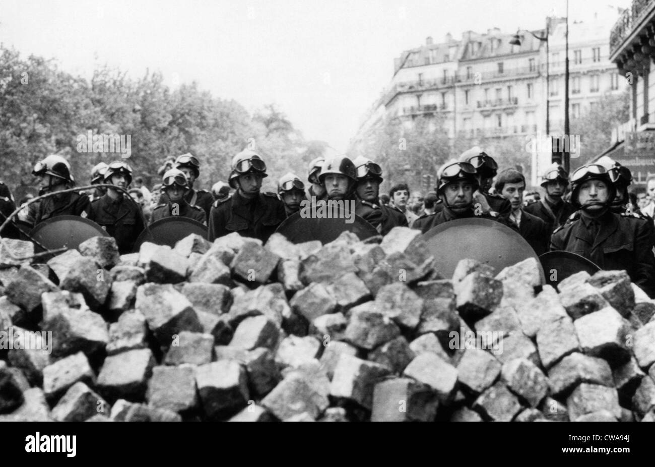Derrière une barricade de la police fait de pierres par les étudiants d'émeutes dans le Quartier Latin de Paris, France, 1960.. Avec la permission de : CSU Banque D'Images