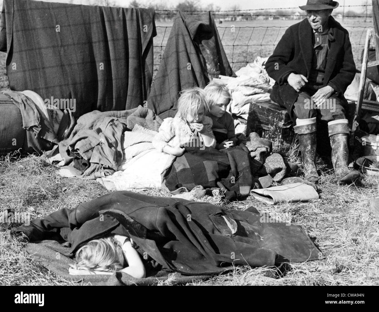 SIKESTON, MO--expulsés de leur maison, un métayer et ses trois petits enfants s'asseoir sur leurs maigres possessions amonst l Banque D'Images
