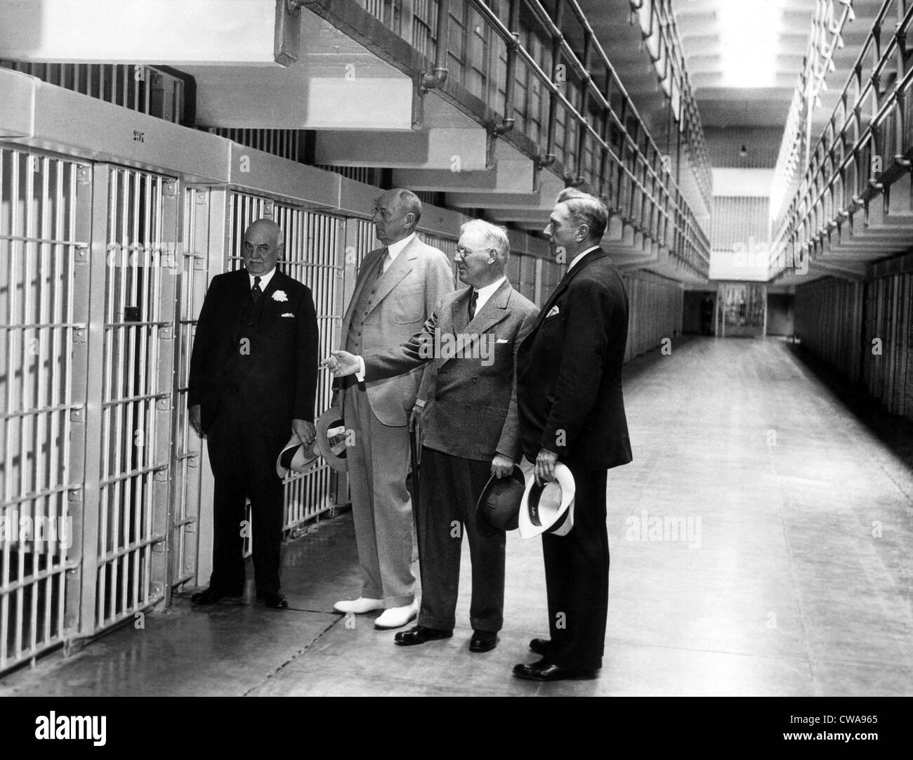 Le nouveau pénitencier fédéral d'Alcatraz reçoit l'approbation officielle. De gauche à droite : le maire de San Francisco Angelo Rossi, avocat Banque D'Images