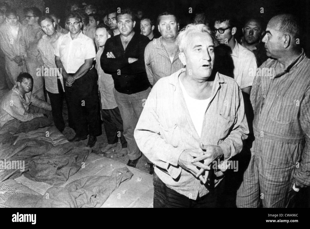 Le capitaine de police Frank Wald (deuxième à droite), les journalistes disent que lui et d'autres gardiens retenus comme otages à la prison de l'Attique par Banque D'Images Le capitaine de police Frank Wald (deuxième à droite), les journalistes disent que lui et d'autres gardiens retenus comme otages à la prison de l'Attique par Banque D'Images