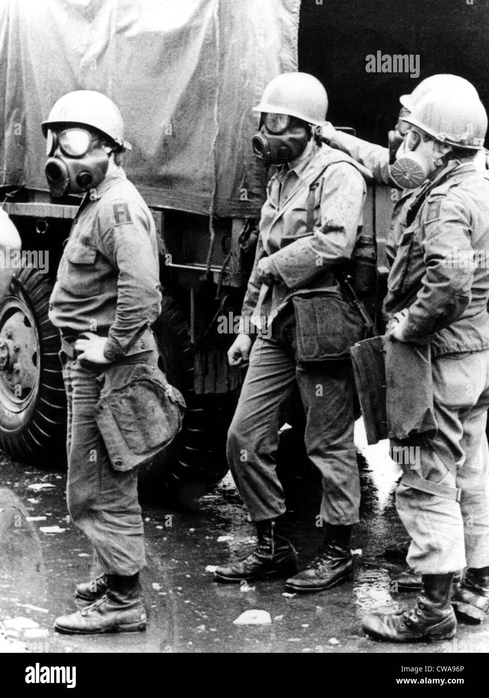 Les troupes de la Garde nationale se préparer à aller à l'intérieur des murs de la prison d'Attica après des émeutes. New York, le 13 septembre 1971. Banque D'Images