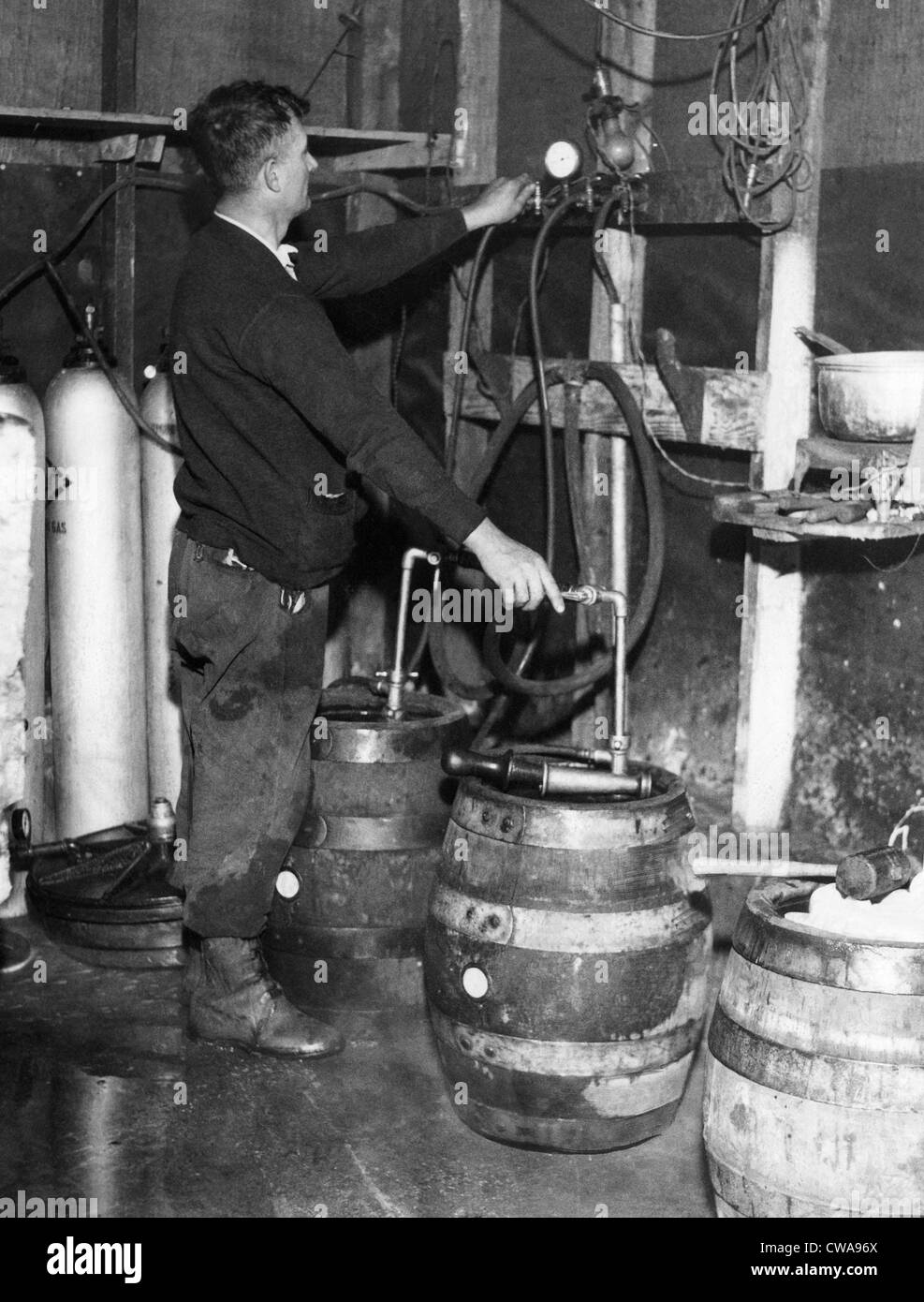 Un brewmeister "Fûts" remplit à un bootleg brewery pendant la Prohibition, 1933. Avec la permission de : Archives CSU/Everett Collection Banque D'Images
