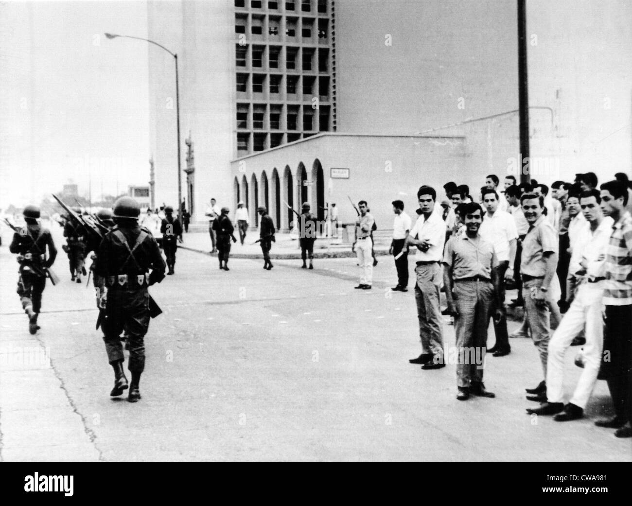 Hermosillo, Mexique : l'armée mexicaine patrouille parachutistes le campus de l'Université de Sonora comme il rouvre pour les classes après une Banque D'Images