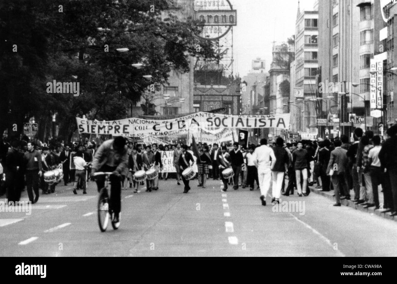 Mexico : étudiants de gauche et des sympathisants communistes commencent une marche en direction du centre-ville de Mexico à l'occasion de Fidel Banque D'Images