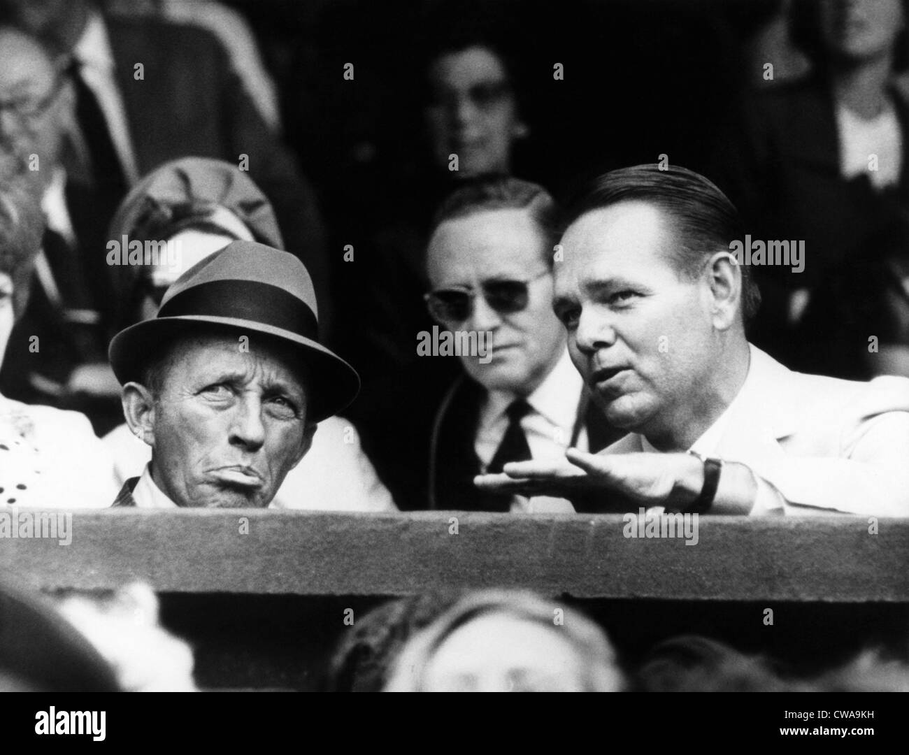 Chanteur Bing Crosby (1903-1977), champion de tennis Jack Kramer, regardant le Emerson-Ralston demi-finales match, Wimbledon, Banque D'Images