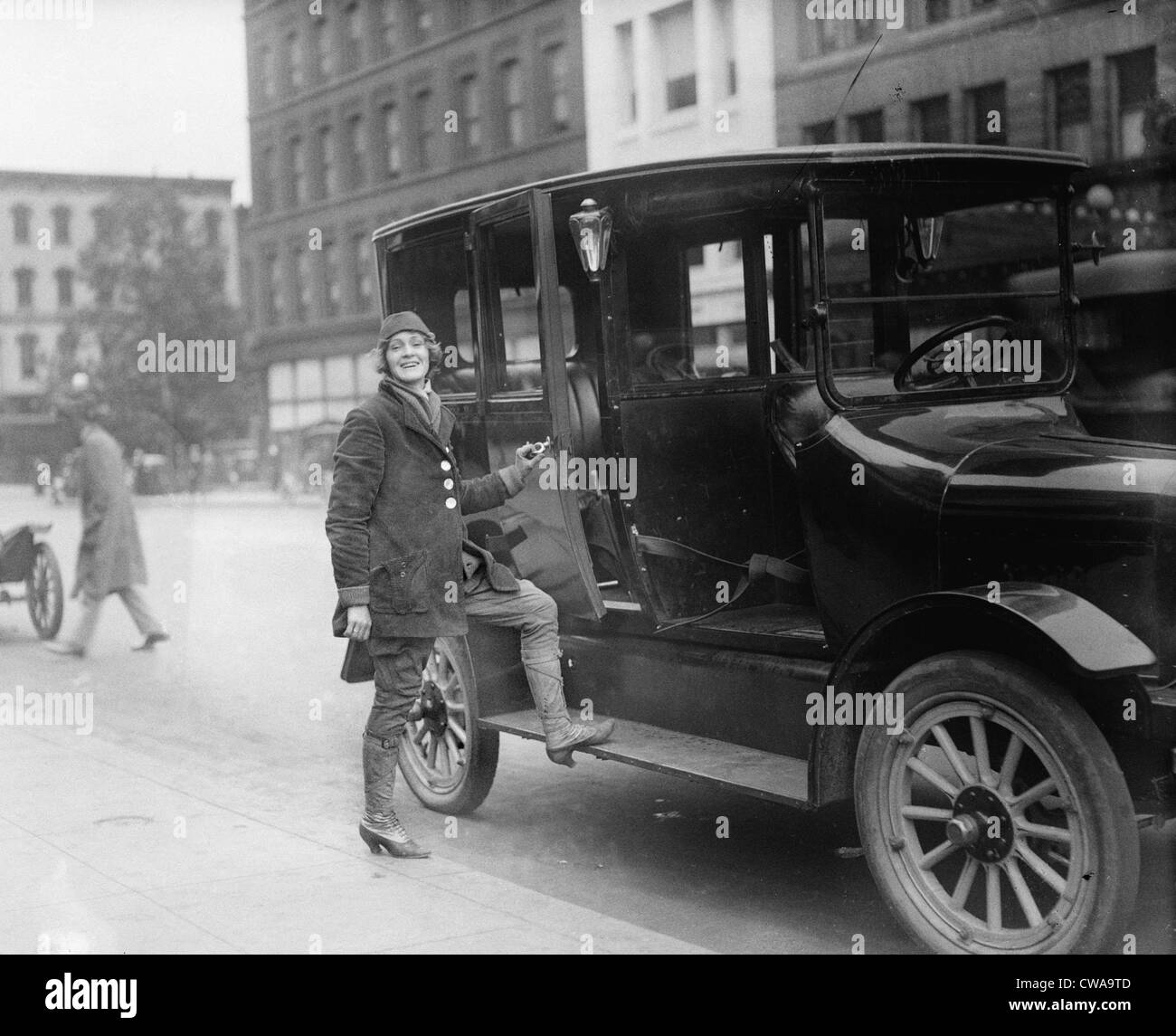 La femme chauffeur de taxi, habillé en costume de conduite spécial, à Washington, D.C. en 1919. Banque D'Images
