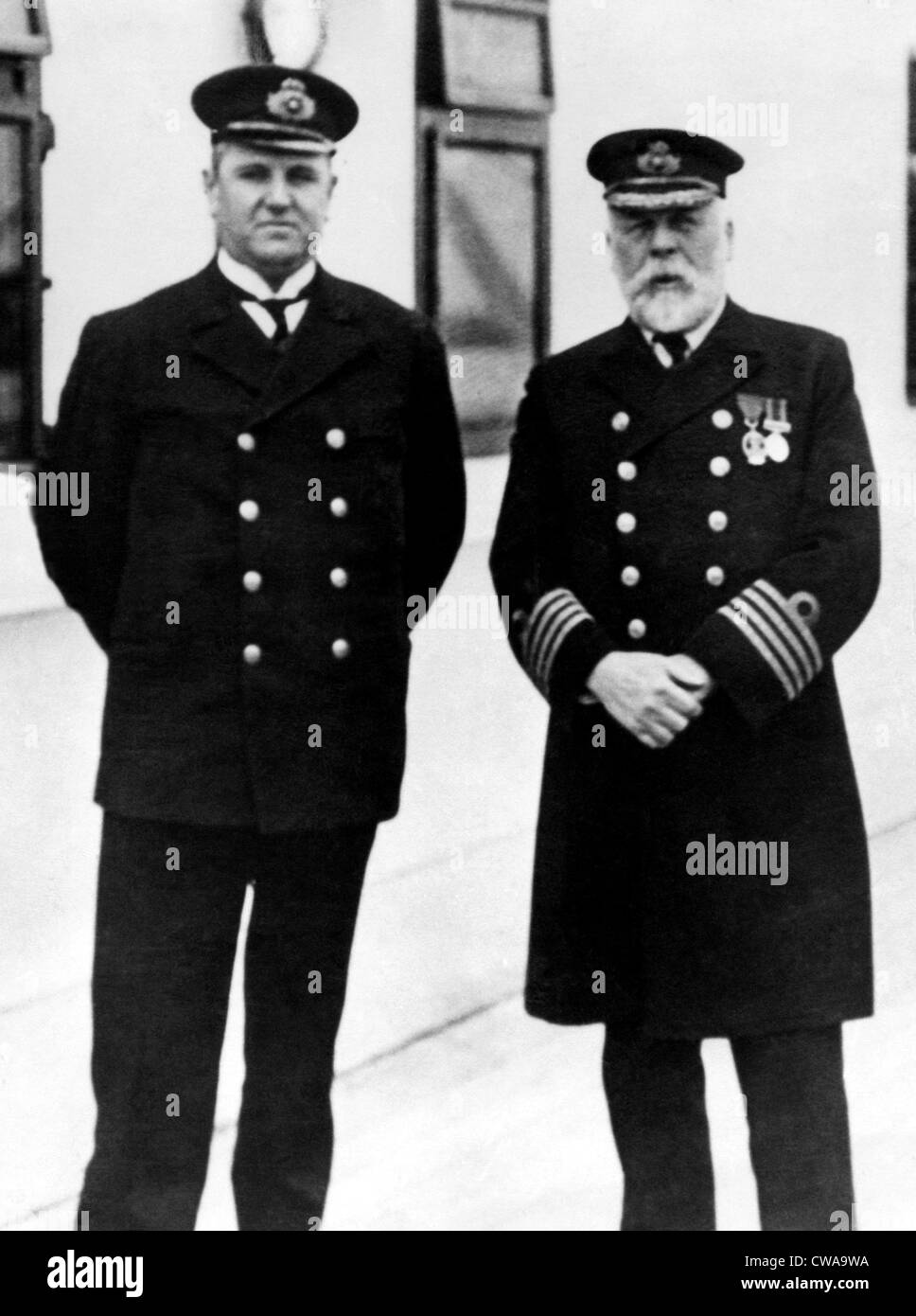 Le capitaine Edward Smith (à droite), du RMS Titanic, qui a coulé après avoir heurté un iceberg, 1912.. Avec la permission de la CSU : Archives / Everett Banque D'Images