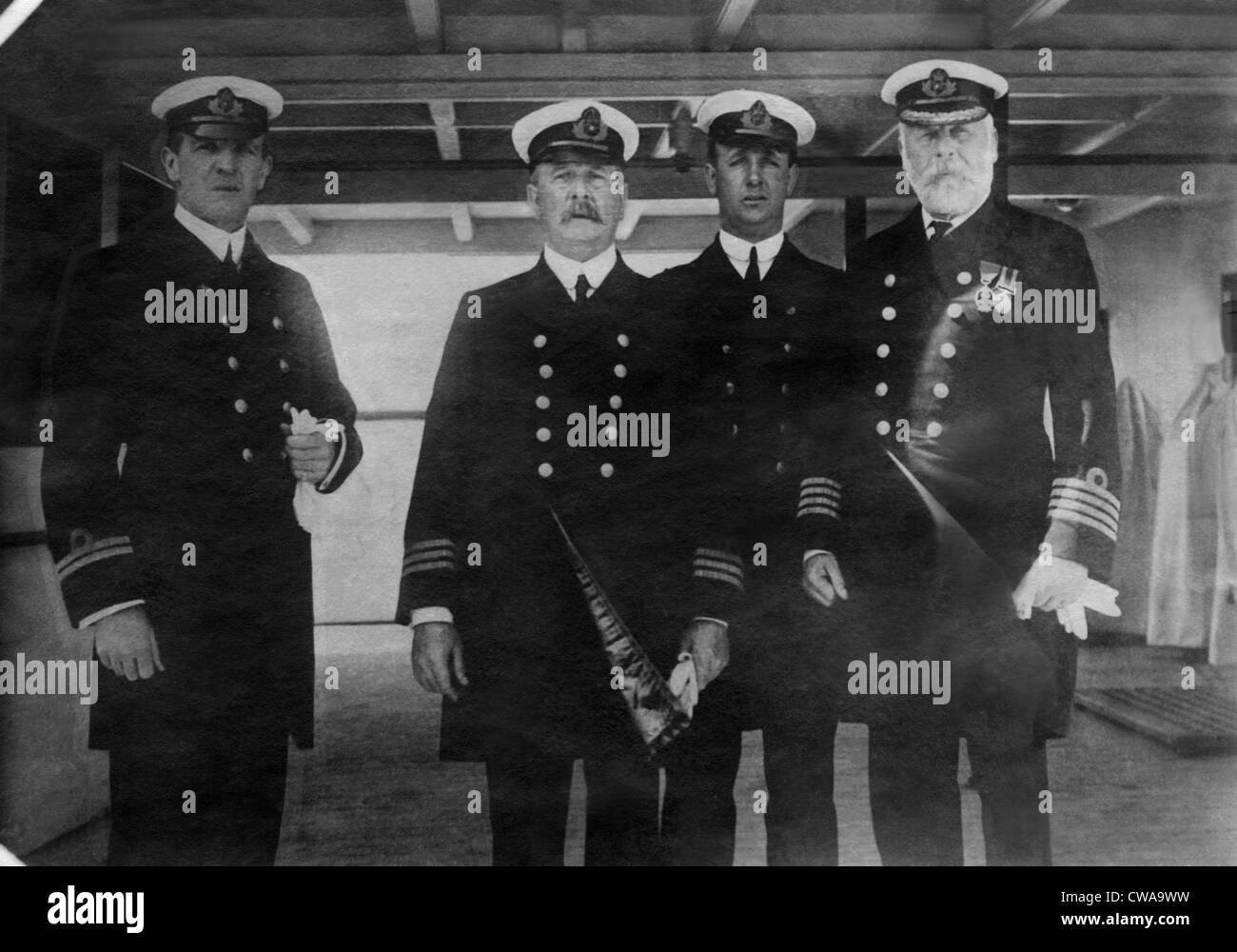 Le capitaine Edward Smith (à droite), du RMS Titanic, qui a coulé après avoir heurté un iceberg, 1912. Avec la permission de : Archives CSU/Everett Banque D'Images