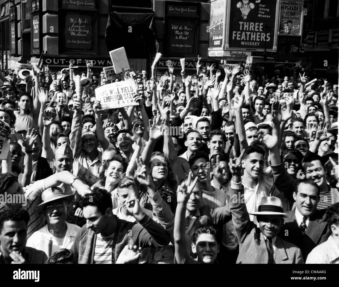 Les New-yorkais célébrant le jour de la victoire et la perspective d'une fin à la Seconde Guerre mondiale, Times Square. Le journal titrait "JAP Banque D'Images