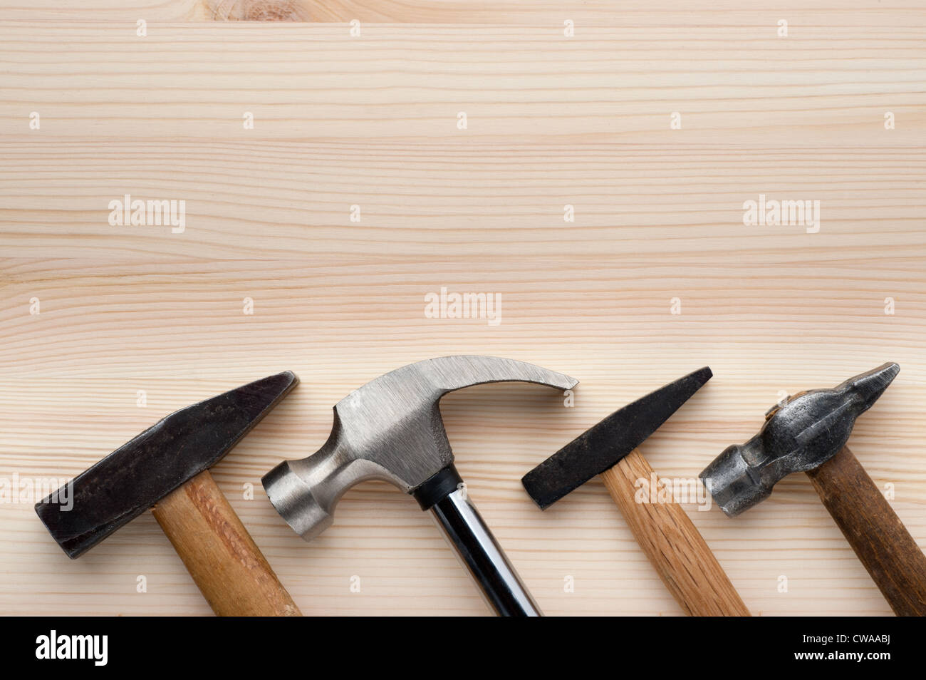 Marteaux assorties disposées sur une surface en bois. La construction, la réparation ou l'amélioration de l'arrière-plan. Banque D'Images