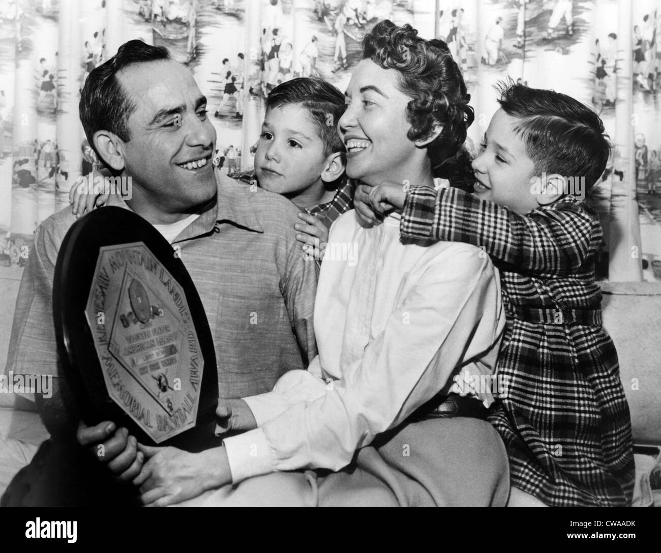 Yogi Berra, fils Larry, épouse Carmen et son fils Tim, 1955. Avec la permission de : Archives CSU/Everett Collection Banque D'Images