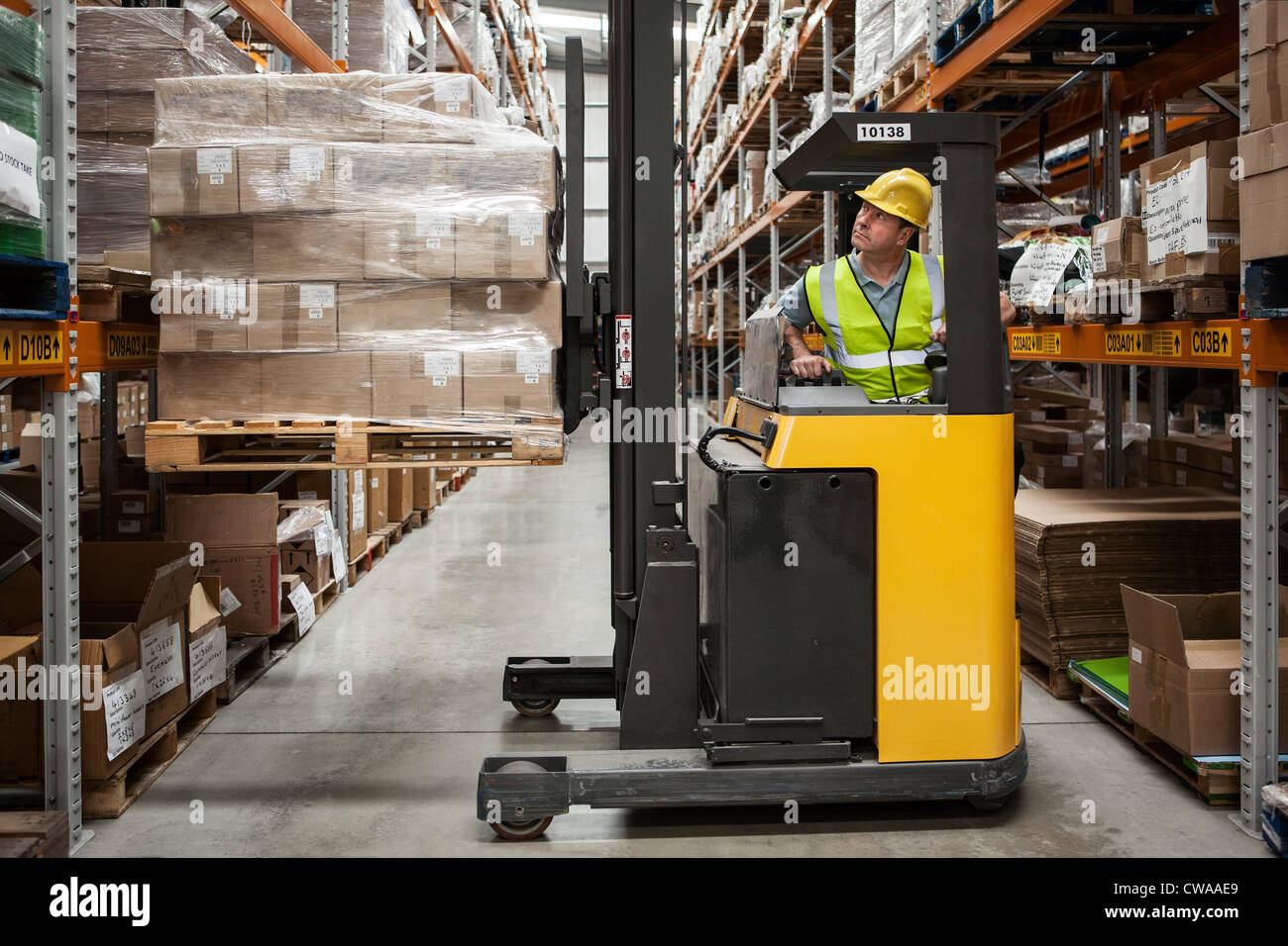 Transport de l'homme en stock entrepôt de distribution Banque D'Images