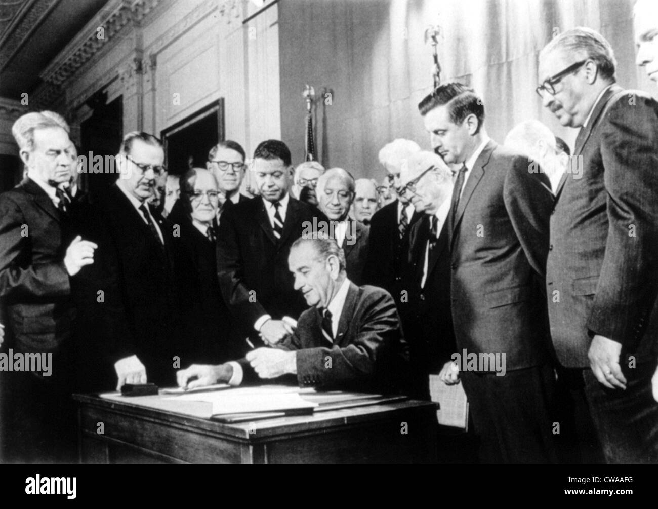 LYNDON JOHNSON, la signature de l'homme civil, du droit du logement 04/11/68.. Avec la permission de la CSU : Archives / Everett Collection Banque D'Images