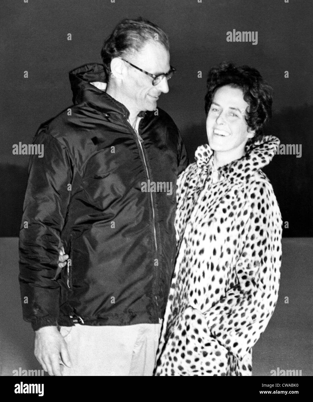 Arthur Miller et sa nouvelle femme photographe Inge Morath, 1960. Avec la permission de la CSU : Archives / Everett Collection Banque D'Images