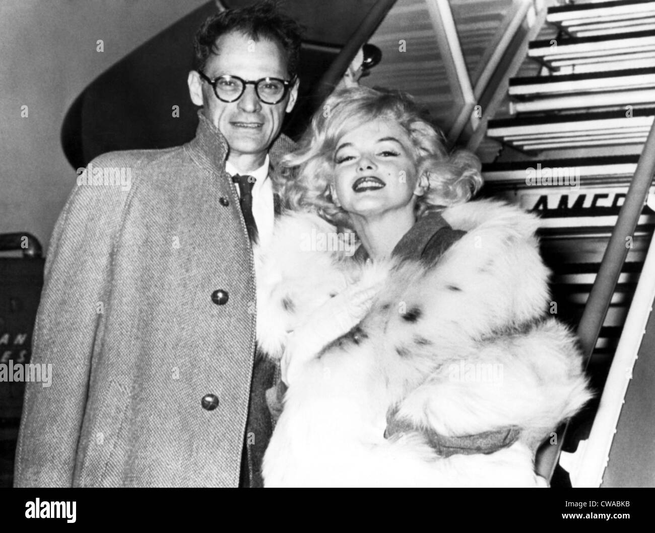 Arthur Miller Marilyn Monroe l'embarquement d'un avion à l'aéroport Idlewild ca. mi-fin des années 1950 Banque D'Images