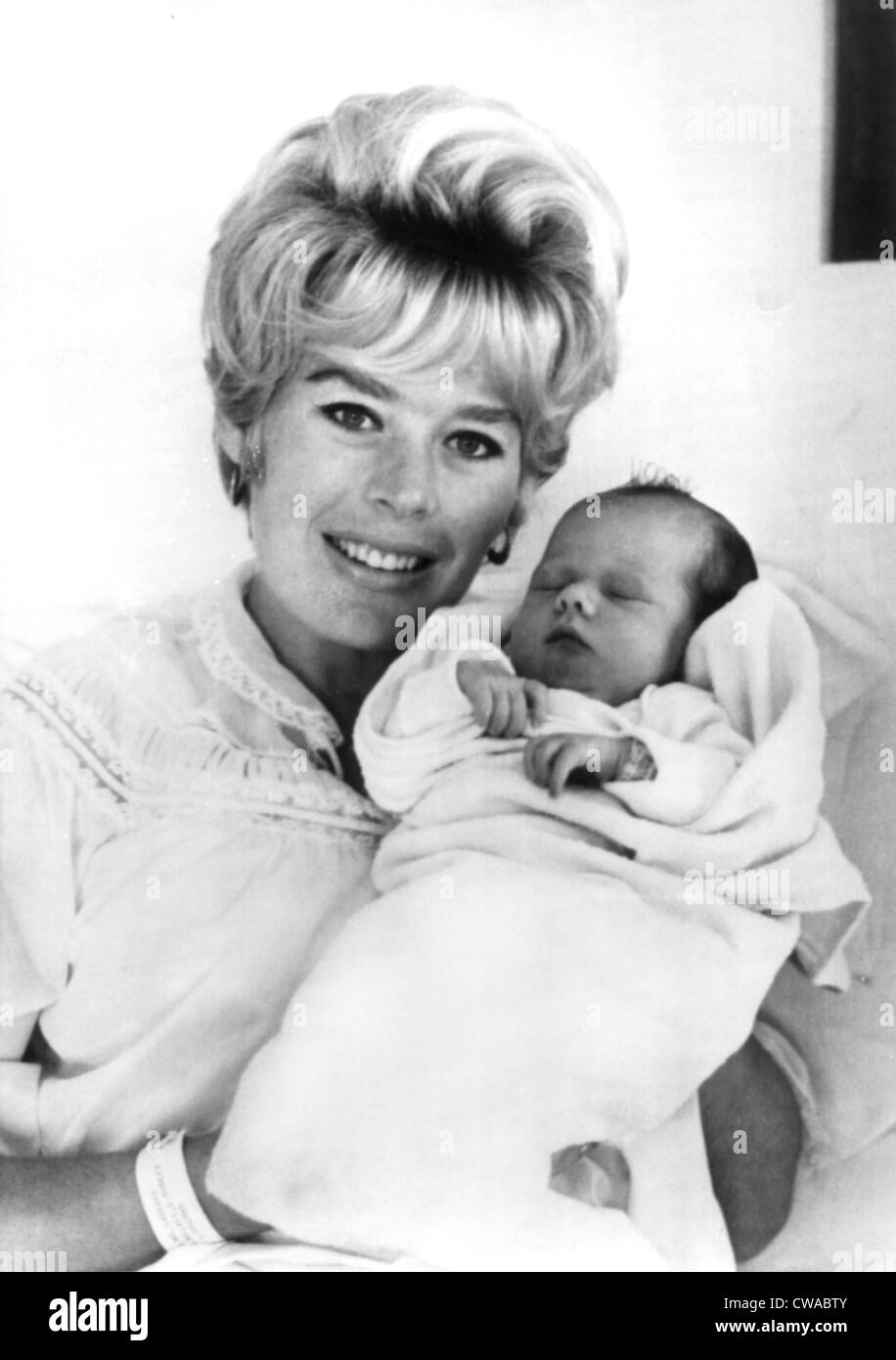 Barbara Thomason, avec nouveau-né fille, Kimmy Sue Rooney, 1963. Avec la  permission de la CSU : Archives / Everett Collection Photo Stock - Alamy