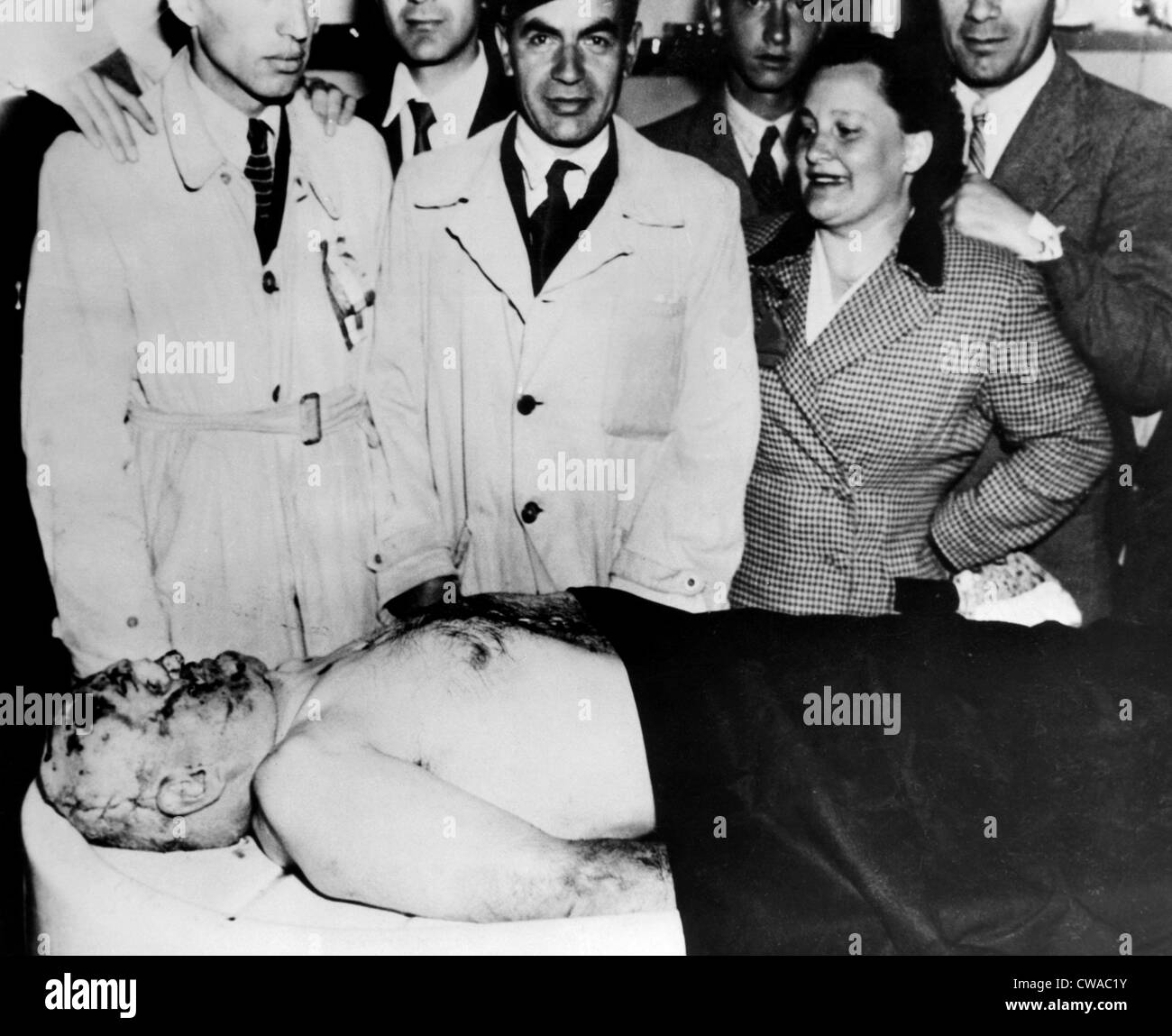 Le cadavre de Benito Mussolini (avant), entouré par les citoyens de Milan. Vers le 6 mai 1945. Avec la permission de : Archives CSU/Everett Banque D'Images