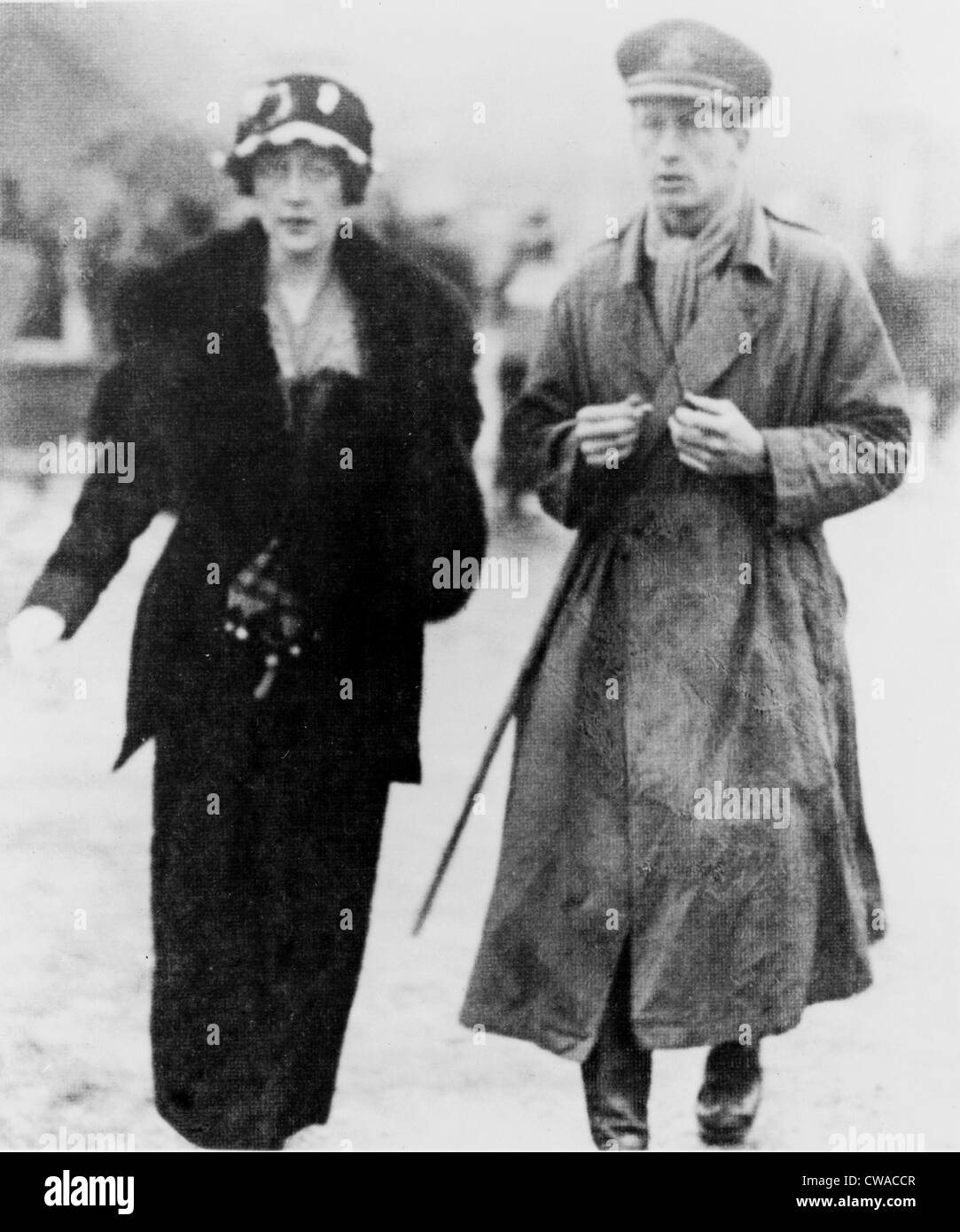 Agatha Christie (1890-1976), écrivain britannique, et son premier mari, le Colonel Archibald Christie, en 1919. Banque D'Images