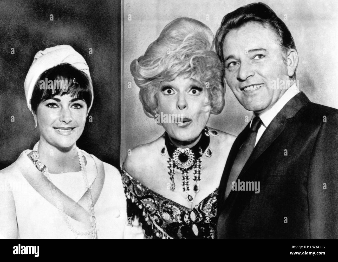 Elizabeth Taylor, Richard Burton, visiter les coulisses de Carol Channing, HELLO DOLLY, Los Angeles, 1965. Avec la permission de : Archives de la CSU Banque D'Images