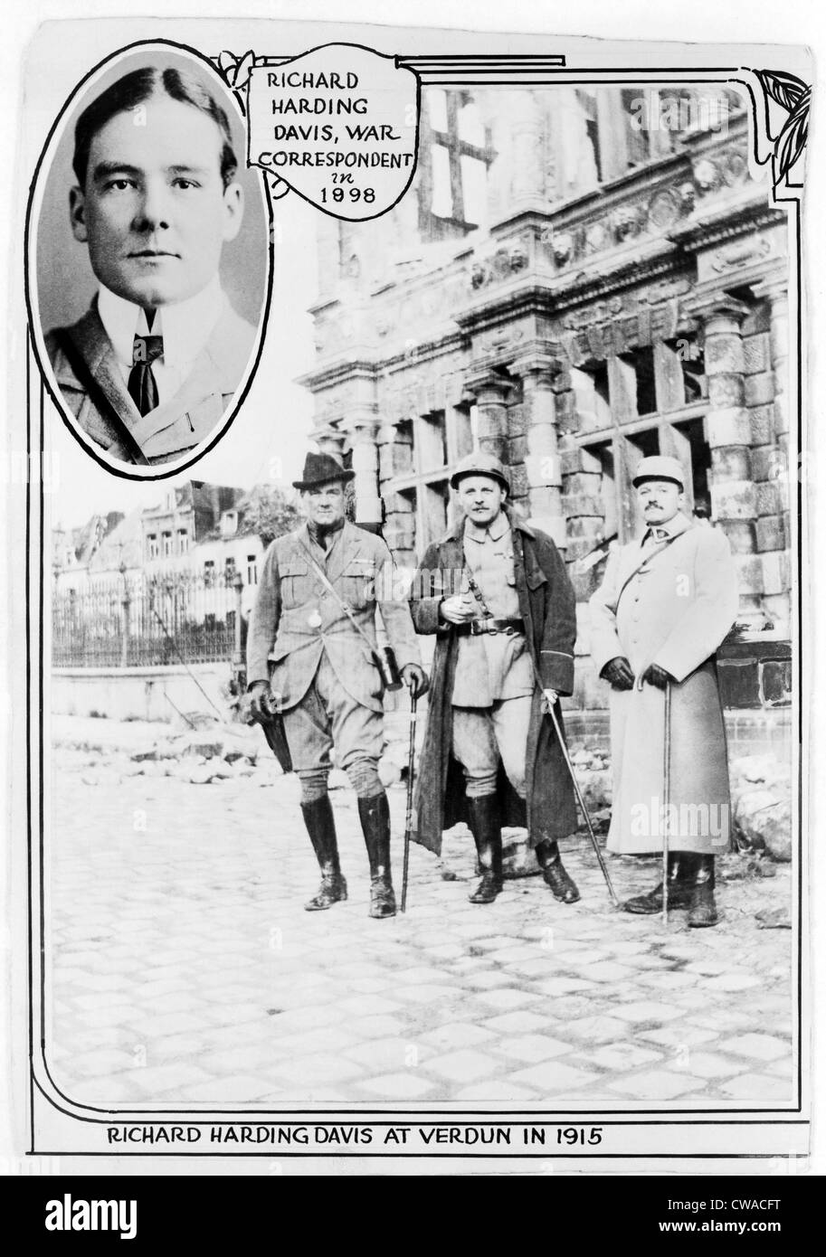 Richard Harding Davis (1864-1916), journaliste américain, à Verdun, avec deux autres hommes, en 1915, et insérez des tête-et-épaules Banque D'Images