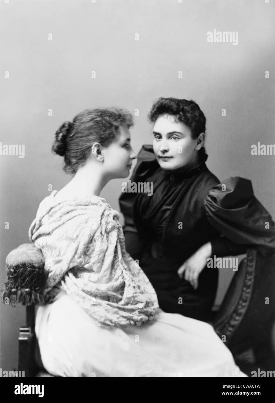 Helen Keller (1880-1968) et son professeur, Anne Sullivan (1866-1936) (à droite). Sullivan enseigne les sourds et Banque D'Images