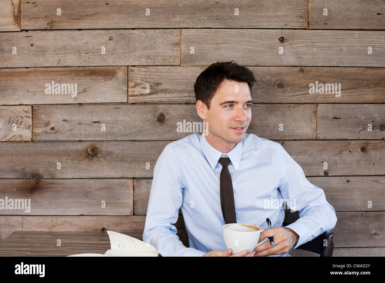 Businessman in café avec café, portrait Banque D'Images