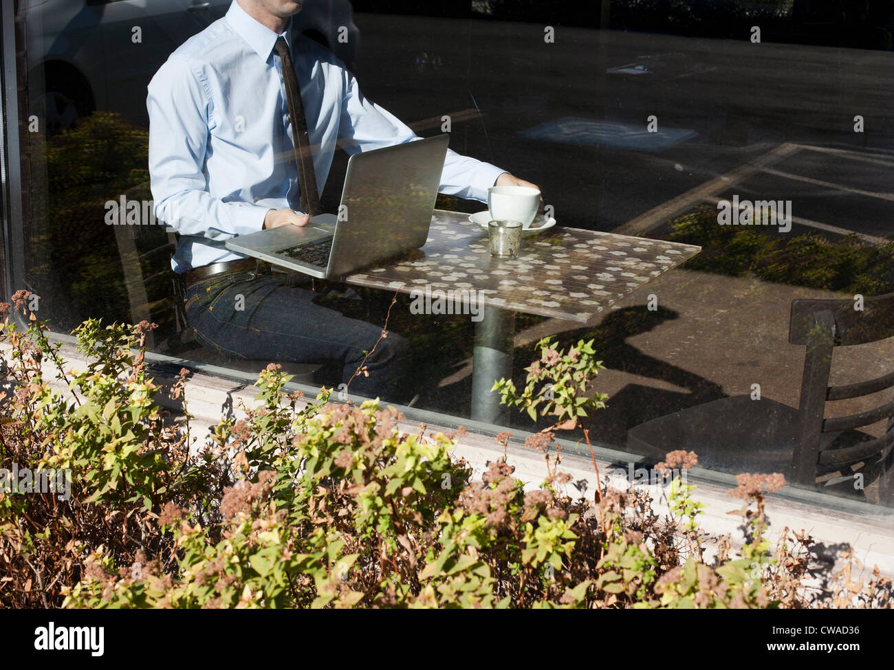Businessman in cafe, vue à travers la vitre Banque D'Images