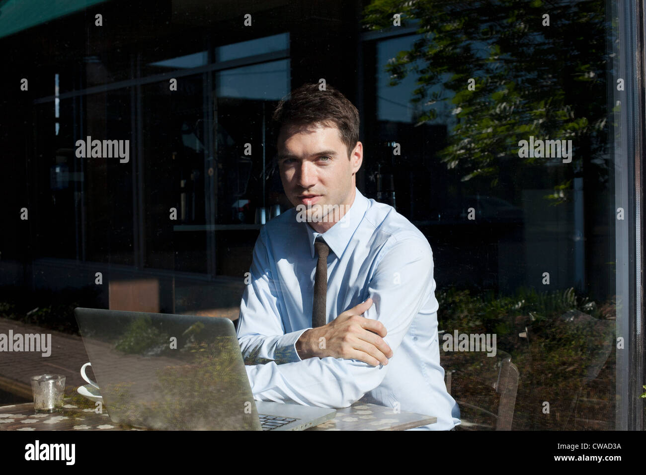 Businessman in cafe, vue à travers la vitre Banque D'Images