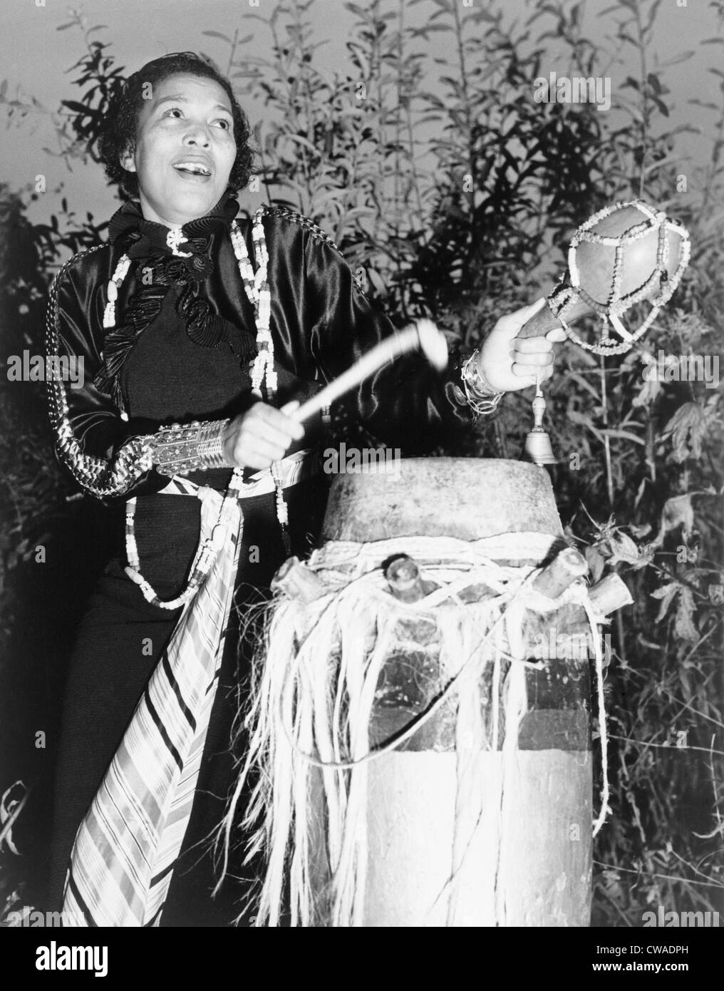 Zora Neale Hurston (1891-1960), auteur américain et spécialiste de l'Afrique, en battant le hountar, mama ou tambour. Photo à partir de 1937, la Banque D'Images