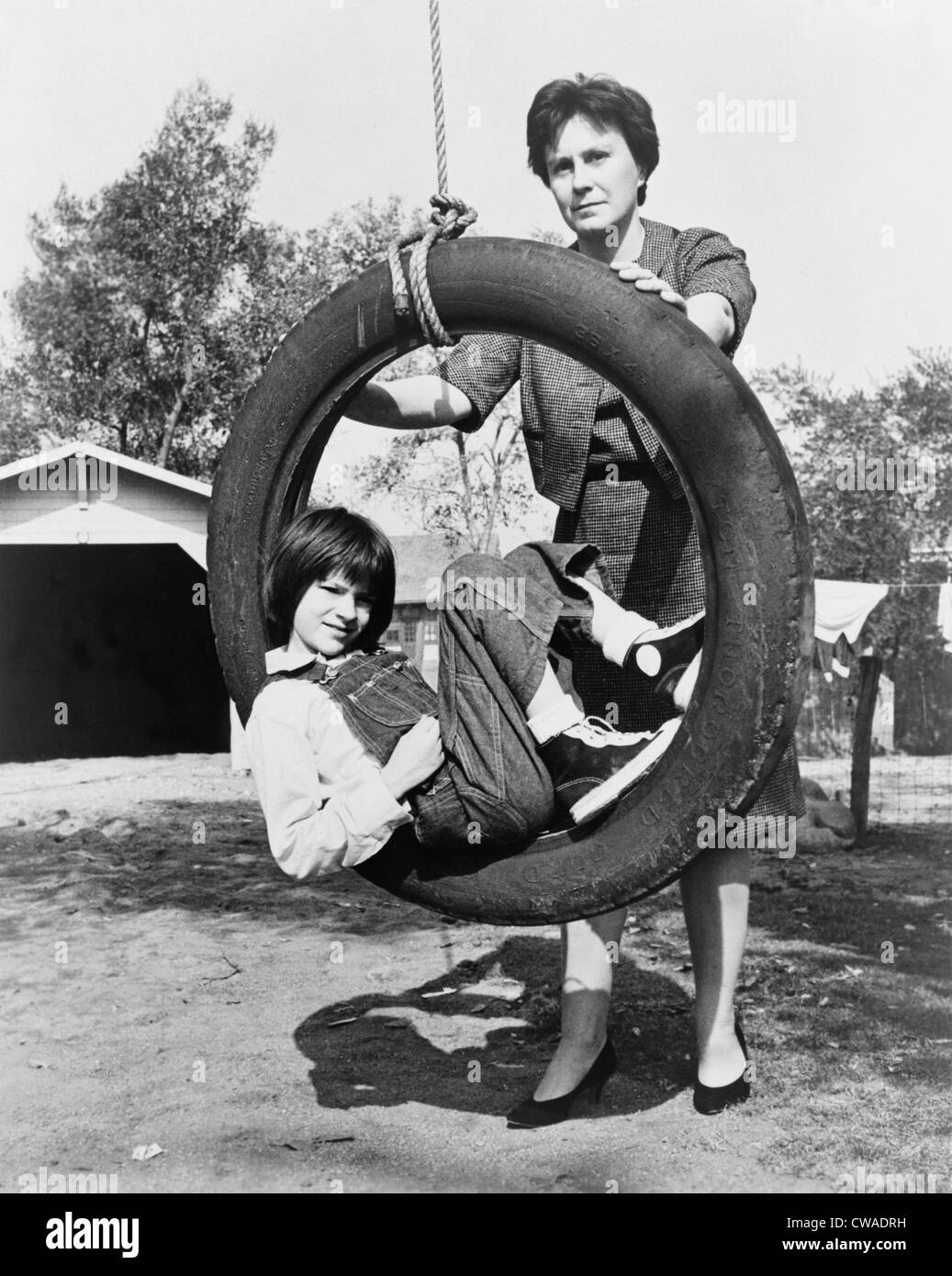Harper Lee (b.1926), romancier américain, holding balançoire pneu avec enfant actrice, Mary Badham (b.1952), qui a joué le rôle Banque D'Images