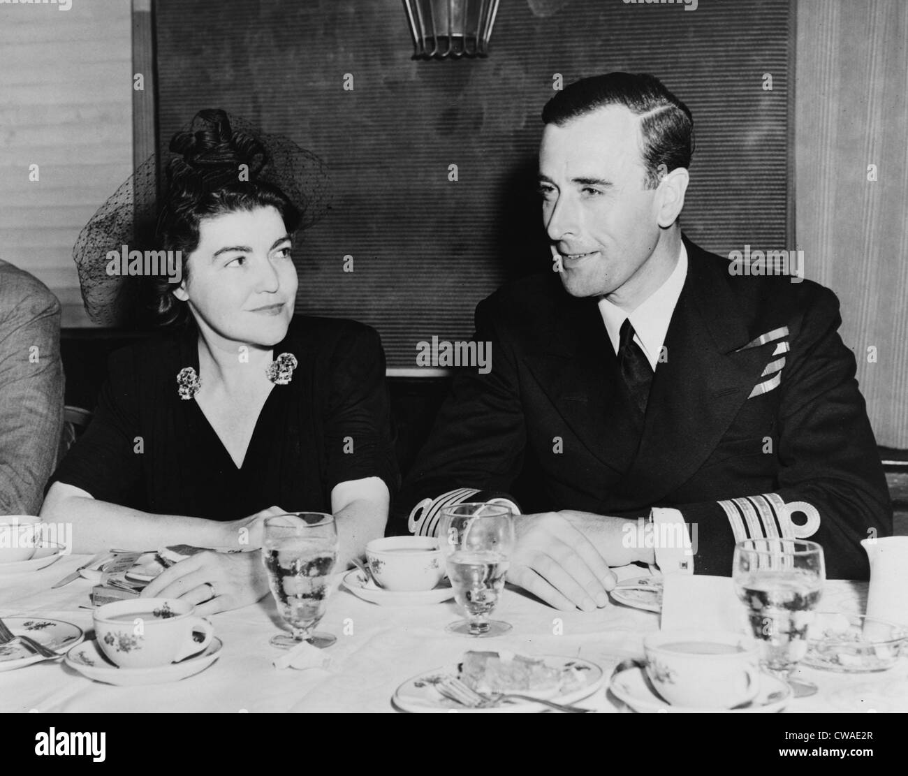 Irene Kuhn assis avec lord Louis Mountbatten à 1941 Overseas Press Club déjeuner en son honneur, la ville de New York. Banque D'Images